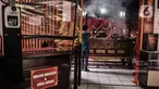 Pekerja menyelesaikan persiapan jelang perayaan Tahun Baru Imlek di Klenteng Da Bo Gong atau Wihara Bahtera Bhakti, Ancol, Jakarta, Rabu (3/2/2021). Jelang perayaan Tahun Baru Imlek 2572, Klenteng Da Bo Gong mulai bersolek dengan berbagai persiapan. (merdeka.com/Iqbal S. Nugroho)