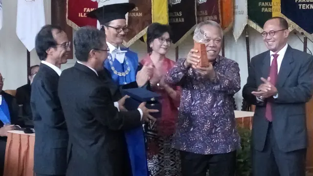 Menteri Susi Pudjiastuti dapat Herman Johannes Award dari UGM. (Liputan6.com/Switzy Sabandar)