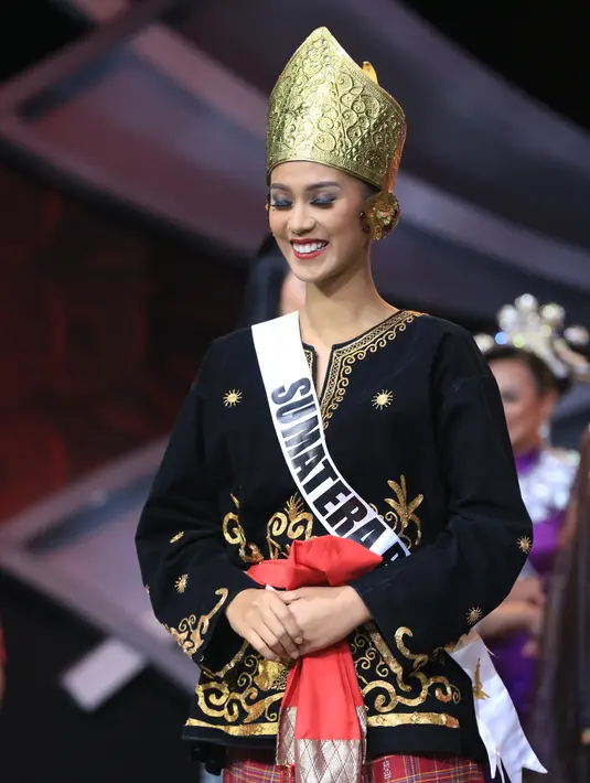 "Yang jadi konsen saya mereka kreatif sekali menampilkan keunikan dari daerah masing-masing. Meski berat, tapi tetap tersenyum. Semua keren, yang pasti juri pusing menilainya," ujar Ivan Gunawan. (Adrian Putra/Bintang.com)