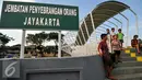 Sejumlah anak-anak bermain di atas JPO Jayakarta, Manggarai, Jakarta, Rabu (27/4/2016). JPO yang menghubungkan Menteng Tenggulun dan Manggarai tersebut dibangun untuk menggantikan transportasi perahu eretan. (Liputan6.com/Yoppy Renato)