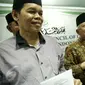 Ketum MUI KH Ma'ruf Amin (tengah) menunjukkan surat pernyataan mengenai kegiatan LGBT di Jakarta, Rabu (17/2). MUI mengatakan bahwa kegiatan LGBT diharamkan dalam Islam dan agama samawi lainnya demikian juga mengkampanyekannya (Liputan6.com/Faizal Fanani)