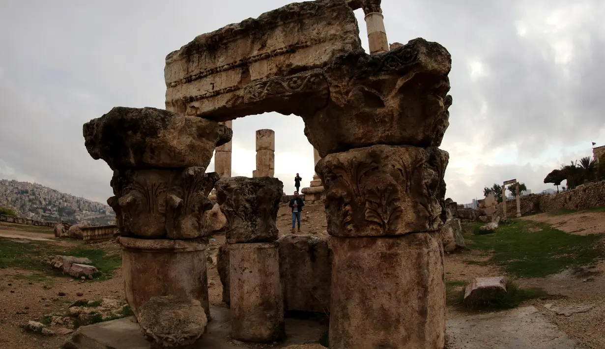 Sejumlah wisatawan mengunjungi situs arkeologi Citadel di Amman, ibu kota Yordania (26/11/2020). Situs arkeologi Citadel adalah sebuah situs bersejarah di pusat kota Amman, ibu kota Yordania. (Xinhua/Mohammad Abu Ghosh)