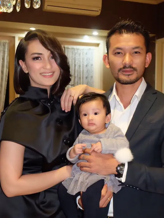 Bukan pertama kalinya Rio Dewanto yang dijuluki sebagai hot daddy ini bersikap romantis. Terlihat dari sejumlah video dan foto yang diunggah di akun media sosialnya selama ini. (Instagram/riodewanto)