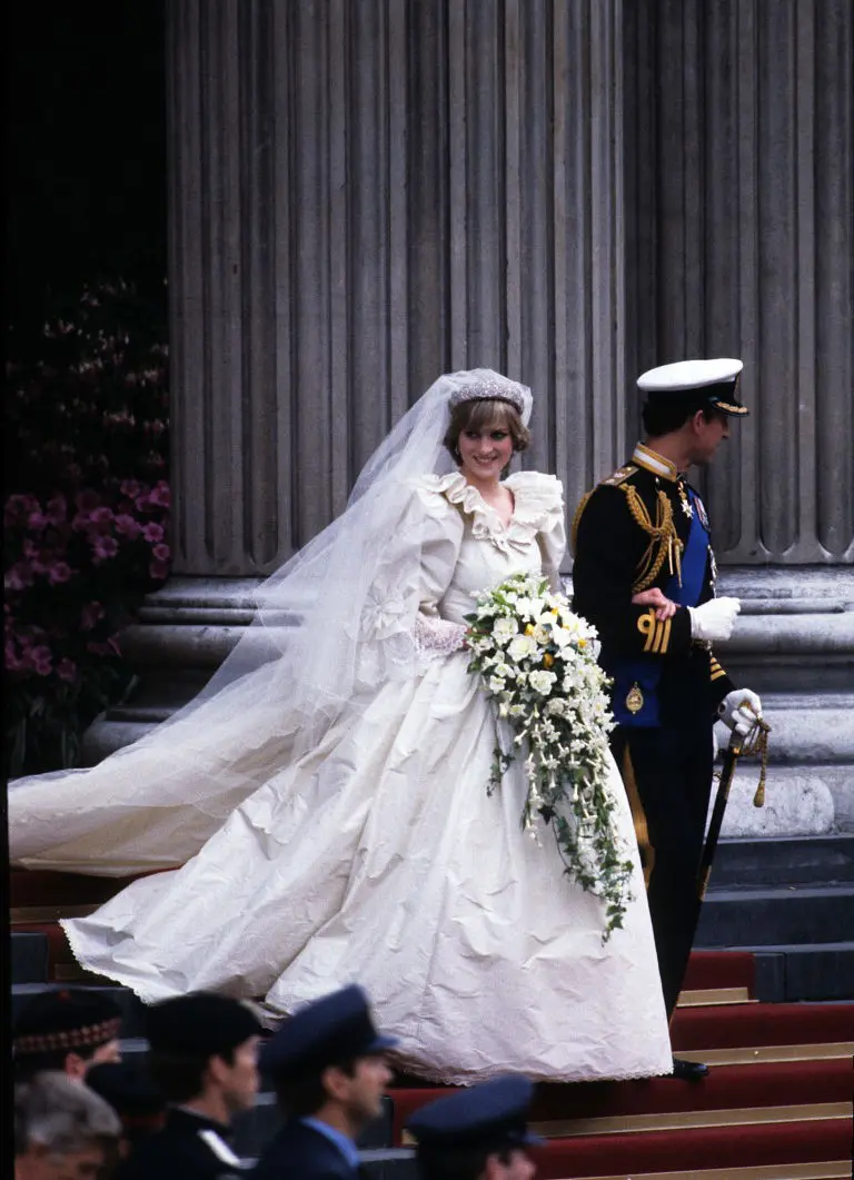 Putri Diana dan Pangeran Charles di hari pernikahan mereka. Sumber : harpersbazaar.com.
