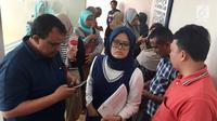 Sejumlah calon jemaah Umrah menunggu kepastian dari pihak dari First Travel di GKM Green Tower, Jakarta, Kamis (27/7). Sebagian calon jemaah menolak pengembalian dana 50 persen dari total pembayaran. (Liputan6.com/Immanuel Antonius)