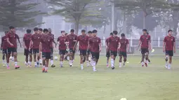 Para pemain Timnas Indonesia U-20 bersiap memulai sesi latihan terakhir di Lapangan ABC, Kompleks Gelora Bung Karno (GBK), Senayan, Jakarta, Jumat (24/5/2024) pagi, menjelang keberangkatan ke Italia untuk pemusatan latihan (TC) di Como dan selanjutnya mengikuti Toulon Tournament 2024 di Prancis. (Bola.com/Abdul Aziz)