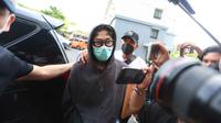 Musisi sekaligus aktor, Onadio Leonardo atau akrab disapa Onad, saat tiba di Polres Jakarta Barat pada Senin (3/11/2025). (Kapanlagi.com/Budy Santoso)