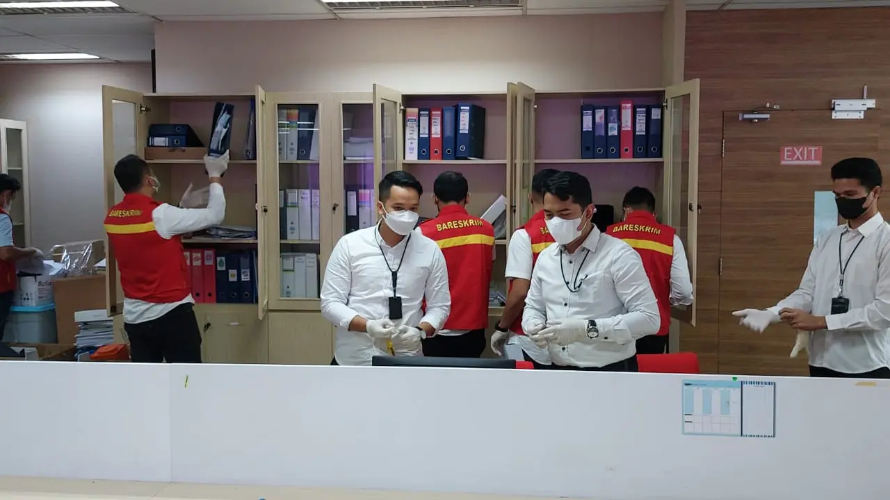 Suasana penggeledahan di lt. 5 Ruang Keuangan Trisuri & Collection terkait dugaan korupsi BBM PT Pertamina Patra Niaga