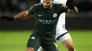 Pemain Manchester City, Sergio Aguero berebut bola dengan pemain Swansea City, Ki Sung-yueng pada lanjutan Premier League di Liberty Stadium, Rabu (13/12). Bertandang ke Swansea City, Manchester City menang telak 4-0. (Nick Potts/PA via AP)