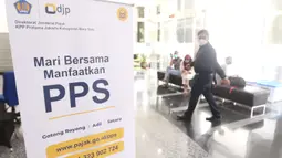 Wajib pajak menunggu untuk mencari informasi mengenai Program Pengungkapan Sukarela (PPS) di kantor pelayanan pajak pratama di Jakarta, Senin (7/3/2022). Pemerintah memperoleh PPh senilai Rp2,48 triliun setelah 66 hari pelaksanaan Program Pengungkapan Sukarela (PPS).  (Liputan6.com/Angga Yuniar)