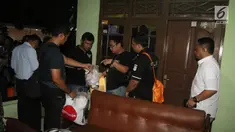 Polisi sedang mengumpulkan bukti perampokan disertai pembunuhan di komplek TNI AL Pondok Labu, Jakarta, Kamis (5/4). Kejadian yang menewaskan satu orang merupakan purnawirawan TNI AL. (Liputan6.com/Arya Manggala)