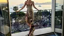 Melalui beberapa foto yang diunggahnya di akun Instagram pribadinya, Cinta Laura terlihat berpose mengenakan cocktail dress dengan tail panjang menjuntai hingga ke lantai. Foto: Instagram.