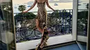 Melalui beberapa foto yang diunggahnya di akun Instagram pribadinya, Cinta Laura terlihat berpose mengenakan cocktail dress dengan tail panjang menjuntai hingga ke lantai. Foto: Instagram.