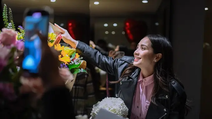 6 Potret Nagita Slavina Tampil Stylish dengan Valentine Outfit di Perayaan Ulang Tahun ke-37