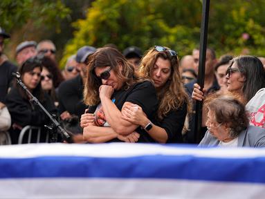 Keluarga dan teman Alon Shamriz, 26, berduka saat pemakamannya di pemakaman Kibbutz Shefayim, Israel selatan, Minggu (17/12/2023). Shamriz adalah salah satu dari tiga sandera yang secara keliru ditembak mati oleh pasukan Israel pada hari Jumat dalam sebuah pertempuran di lingkungan Kota Gaza yang hancur. (AP Photo/Ohad Zwigenberg)
