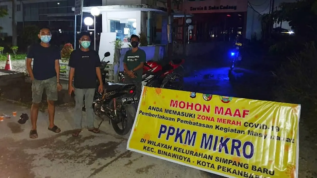 Penyekatan jalan di sejumlah kelurahan oleh warga Pekanbaru dan polisi karena zona merah Covid-19