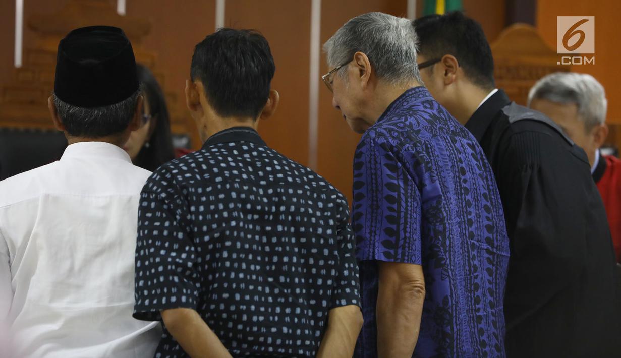 Pengusaha Muljono Tedjokusumo (kedua kanan) menjalani sidang lanjutan kasus dugaan tindak pidana pemalsuan surat dan menempatkan keterangan palsu pada akta autentik di Pengadilan Negeri Jakarta Barat, Jakarta, Rabu (21/11). (Merdeka.com/Arie Basuki)