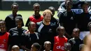 Pangeran Harry berpose bersama anak - anak penyuka rugby di Durban , Afrika Selatan, Selasa (1/12). Pangeran Harry di Afrika Selatan untuk penggalangan dana organisasi sosialnya yang bernama Sentebale. (REUTERS/Rogan Ward) 