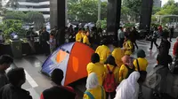 Puluhan mahasiswa yang tergabung dalam Badan Eksekutif Mahasiswa Universitas Indonesia (BEM UI) menggelar aksi dengan mendirikan tenda di depan Kantor Komisi Pemberantasan Korupsi (KPK) Jakarta, Selasa (27/1/2015). (Liputan6.com/Herman Zakharia)