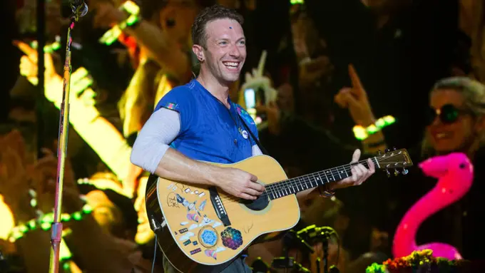 [Bintang] Coldplay Beri Tribute untuk Muhammad Ali di Glastonbury Festival
