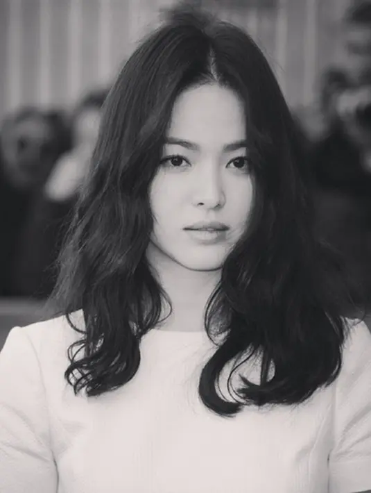 Sepertinya bukan hal aneh jika Song Hye Kyo menyembunyikan perutnya yang sudah banyak mengonsumsi banyak jenis makanan di Paris. Selain itu, mengenakan baju yang berukuran lebih besar pun menjadi pilihannya juga saat itu. (Instagram/kyo1122)