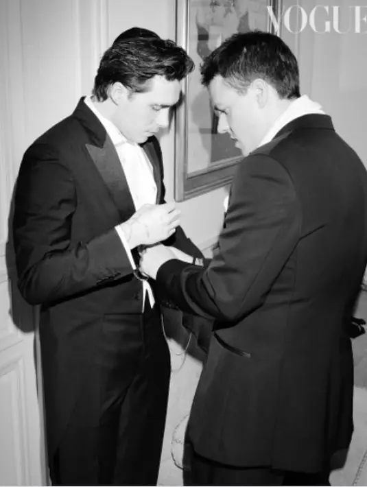 Sebagai pengantin pria, Brooklyn Beckham mengenakan Tuxedo Tail dari Dior. Lagi-lagi, setelan jas ini dirancang langsung oleh Kim Jones. (Vogue.com/Darren Gerrish)