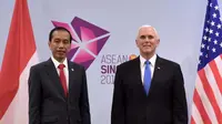 Presiden RI Joko Widodo dan Wakil Presiden AS Mike Pence dalam pertemuan bilateral di sela KTT ke-33 ASEAN di Singapura (14/11) (sumber: Biro Pers Kantor Sekretariat Presiden RI)
