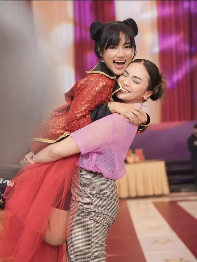 Potret Violenzia Jeanette dan Fuji Bak Kakak Adik