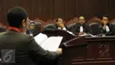 Koordinator Kontras Haris Azhar  (tengah) saat sidang uji materi UU Nomor 26 Tahun 2000 tentang Pengadilan HAM di Gedung Mahkamah Konstitusi, Jakarta, Selasa (8/9). Permohonan uji materi ini diajukan keluarga korban 1998. (Liputan6.com/Helmi Afandi)