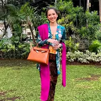 Maudy Ayunda tampil anggun dalam balutan kebaya kutu baru berwarna pink pastel rancangan desainer ternama, Asky Febrianti. [@maudyayunda]