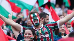 Suporter Fluminense saat mendukung timnya melawan Borussia Dortmund pada pertandingan Piala Dunia Antarklub 2025 di MetLife Stadium, East Rutherford, New Jersey, Amerika Serikat. (AFP/Franck Fife)