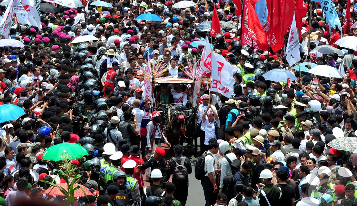 Ribuan orang tumpah ruah di jalanan kawasan Sudirman-Thamrin, Jakarta Pusat, Senin (20/10/2014) (Liputan6.com/Johan Tallo)