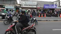 Sejumlah pengendara motor berputar balik di Pos Penyekatan Jalan Raya Bogor, Jakarta, Rabu (20/7/2021). Penyekatan tersebut merupakan tindak lanjut dari kebijakan Pemberlakuan Pembatasan Kegiatan Masyarakat (PPKM) Level 4 hingga 25 Juli 2021. (Liputan6.com/Herman Zakharia)