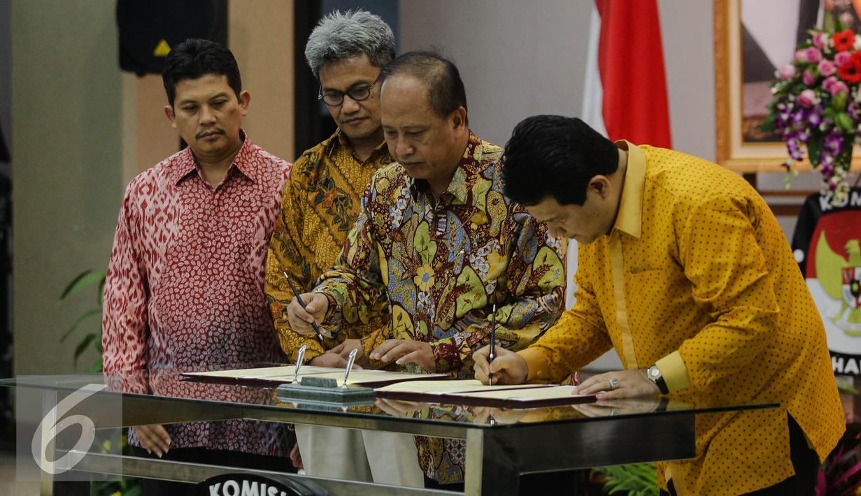 Husni Kamil (kanan) bersama Mohammad Nasir (kedua kanan) saat menandatangani nota kesepahaman di Kantor KPU, Jakarta, Kamis (30/7/2015). Penandatangan terkait kerjasama verifikasi ijazah dalam rangka Pilkada serentak. (Liputan6.com/Faizal Fanani)