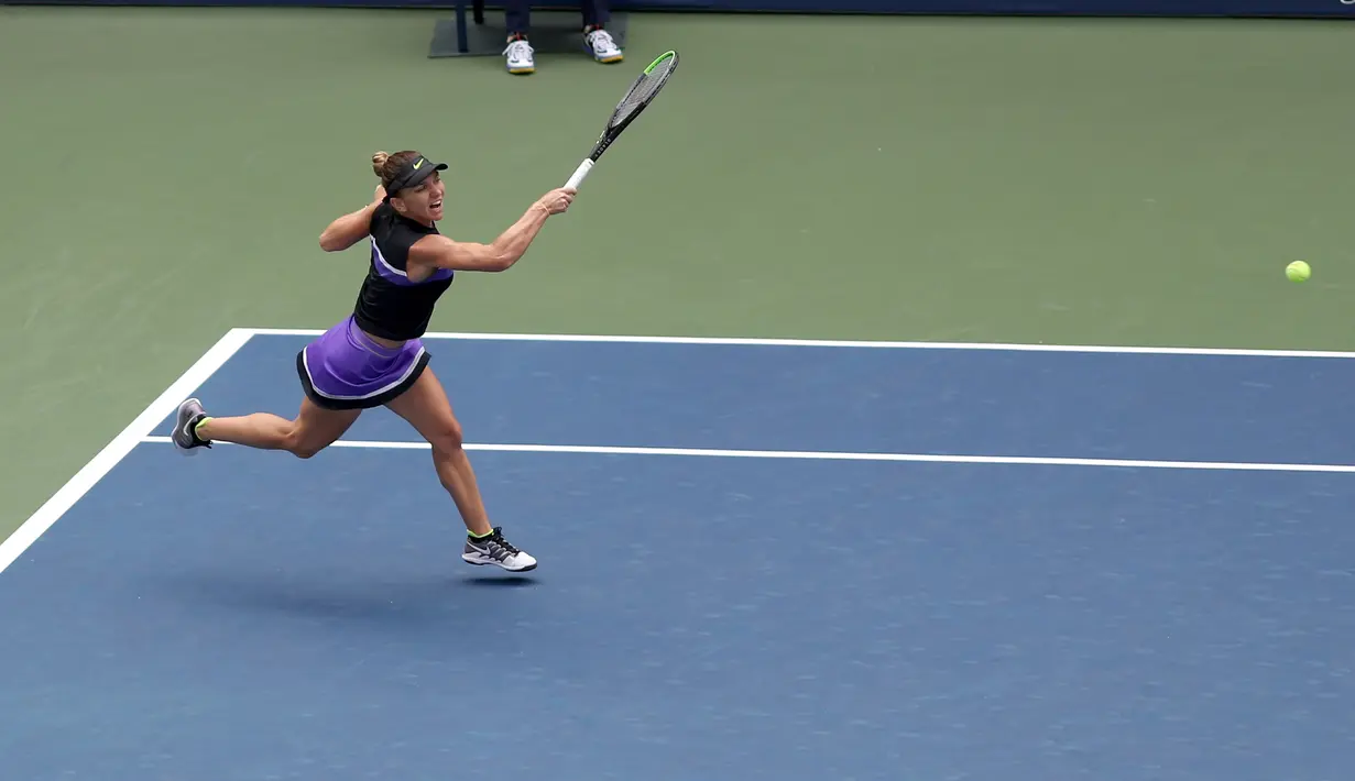 Petenis Rumania, Simona Halep melakukan pukulan ke arah Nicole Gibbs dari Amerika Serikat pada babak pertama AS Terbuka 2019 di USTA Billie Jean King National Tennis Center, Selasa (27/8/2019). Juara Wimbledon Simona Halep meraih kemenangan 6-3 3-6 6-2 atas Nicole Gibbs. (AP Photo/Kevin Hagen)
