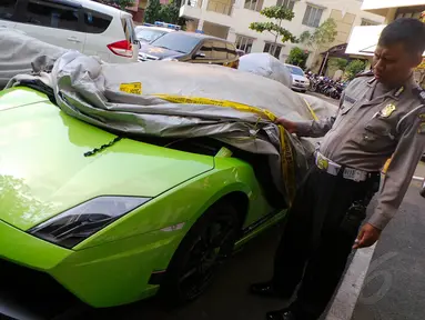 Petugas menunjukan mobil Lamborghini milik Abraham Lunggana atau Haji Lulung di Gedung Korlantas Polri, (1/9/14). (Liputan6.com/Faizal Fanani)