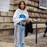 Hoodie adalah solusi pamungkas jika tujuanmu adalah tampil santai dan keren. Tambahkan beberapa aksesori yang berani, seperti ikat pinggang besar atau kalung berlapis untuk memberi sentuhan klasik. Foto: instyle.com.