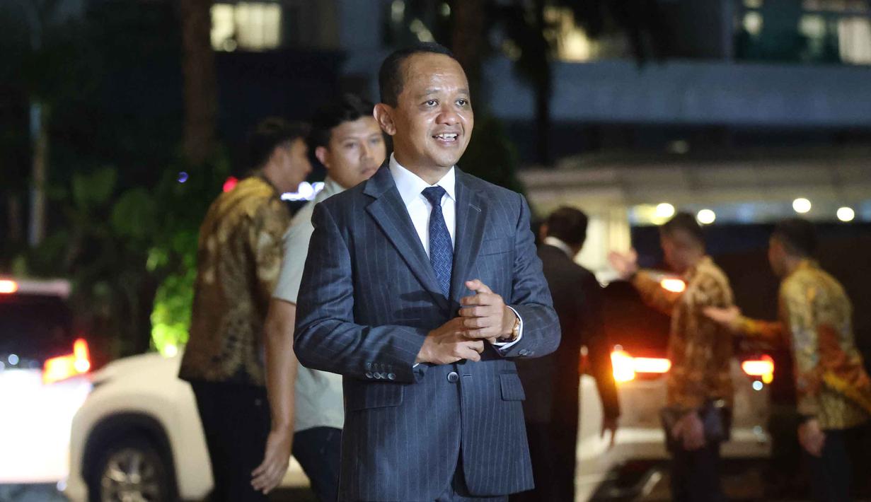 Menteri Energi dan Sumber Daya Mineral Republik Indonesia, Bahlil Lahadalia saat tiba di lobby Hotel Raffles, Jakarta, untuk menghadiri resepsi pernikahan anak kedua musisi sekaligus kader Partai Gerindra Ahmad Dhani, El Rumi dan Syifa Hadju, Minggu 26 April 2026 malam. (Kapanlagi.com/Budy Santoso)