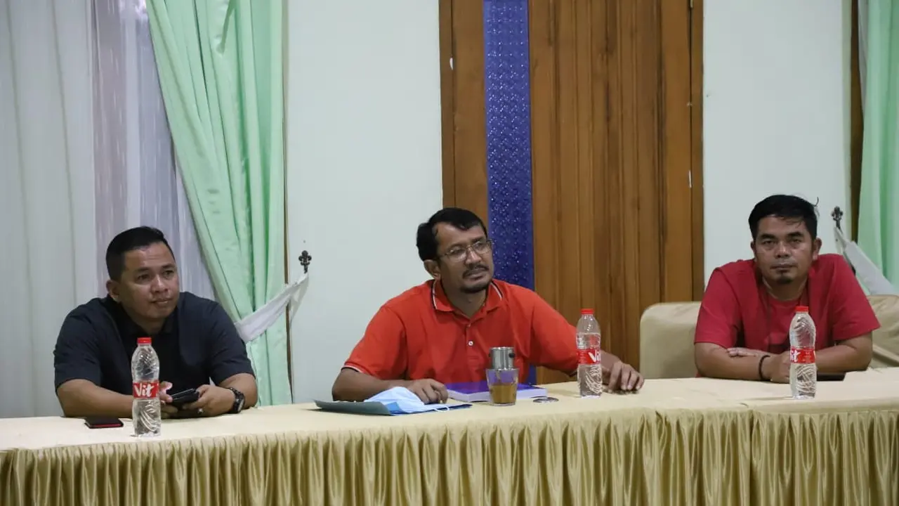 Wakil Bupati Helmi Budiman memberikan penjelasan di depan para camat dan kepala desa dan panitia Pilkades di wilayah Selatan Garut, sebagai tahapan persiapan Pikkades serentak 8 Juni mendatang.