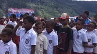 Hampir 29 kabupaten/kota di Papua memilih menggunakan guru bantu atau guru kontrak untuk mendidik anak usia sekolah hingga ke kampung-kampung. (Liputan6.com/Katharina Janur)