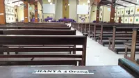 Tempat duduk di Gereja Kristus Terang Dunia Waena Kota Jayapura yang telah diatur untuk pencegahan covid-19. Sebelumnya satu deret tempat duduk ditempati 7-10 orang dan saat ini hanya diperuntukan 4 orang. (Liputan6.com/Katharina Janur)