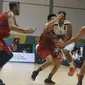 Tiga pebasket putra Indonesia mencoba menahan pemain India saat turnamen invitasi sekaligus tes event jelang Asian Games 2018 di Jakarta, Jumat (9/2). Indonesia kalah 66-55. (Liputan6.com/Helmi Fithriansyah)