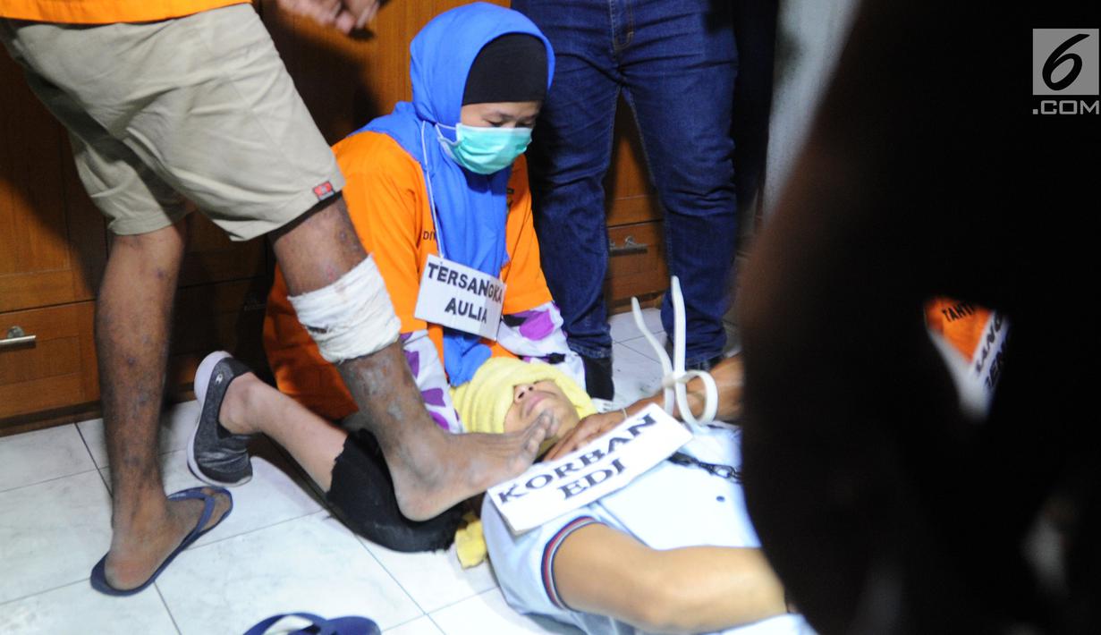 Tersangka Aulia Kesuma saat rekonstruksi pembunuhan suami dan anak tirinya di Jalan Lebak Bulus 1, Cilandak, Jakarta Selatan, Kamis (5/9/2019). Setelah sang suami tewas, para tersangka kemudian kembali merencanakan pembunhan anak tiri Aulia. (merdeka.com/Arie Basuki)