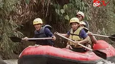 Usai bermain flying fox, ketiganya kemudian menjajal kendaraan ATV, lalu disusul bermain bungy trampoline, dan terakhir arung jeram. Personel Zivilia liburan di Bogor.