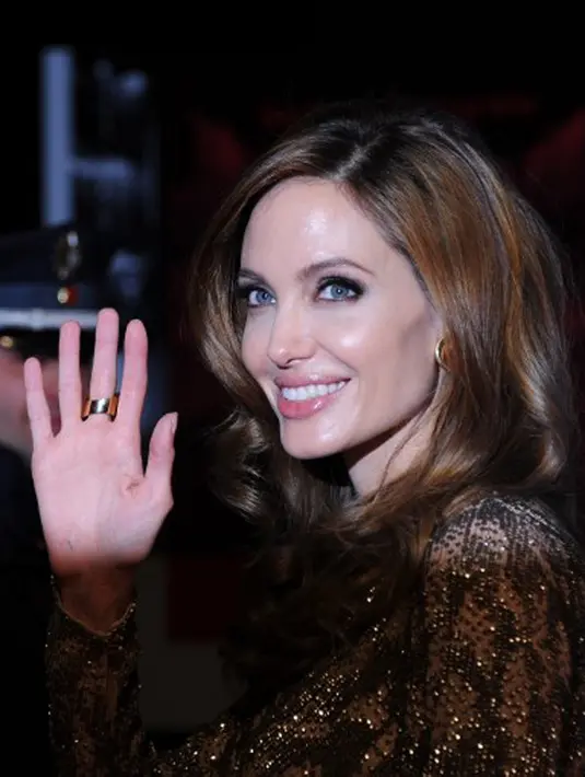 Beberapa hari lalu anak kembar pasangan Jolie dan Pitt, yakni Vivienne dan Knox berulang tahun yang ke-9. Untuk merayakannya, Jolie membawa anak-anaknya mendatangi tempat bermain di Disneyland. (AFP/Bintang.com)