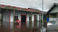 Banjir merendam ribuan rumah warga di Sambas, Kalimantan Barat. Tercatat ada 8.016 rumah yang terendam banjir akibat hujan lebat yang turun di wilayah itu. (Liputan6.com/ Dok BPBD Sambas)
