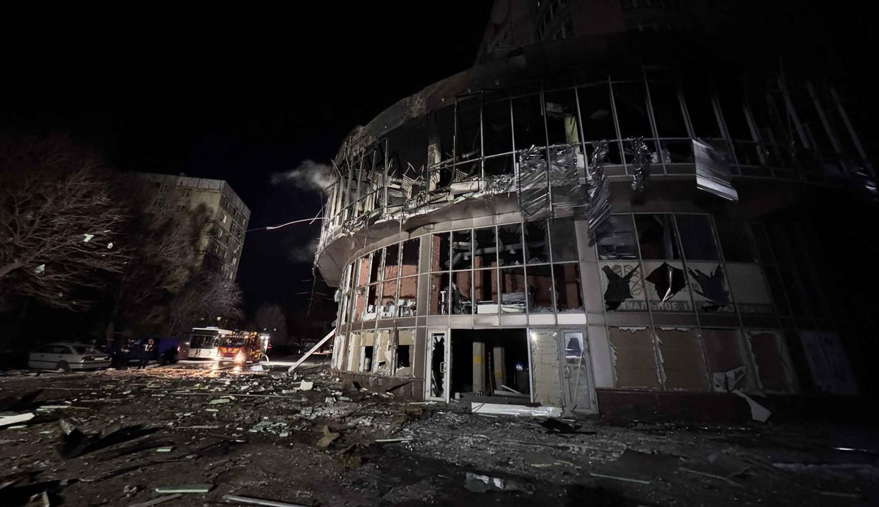 Peringatan serangan udara terus diaktifkan oleh pemerintah setempat mengingat situasi di lokasi masih sangat dinamis. Tampak sebuah foto yang menunjukkan kondisi bangunan tempat tinggal yang rusak akibat serangan pesawat tak berawak Rusia di Zaporizhzhia pada 2 Januari 2026, di tengah invasi Rusia ke Ukraina. (Darya NAZAROVA/AFP)