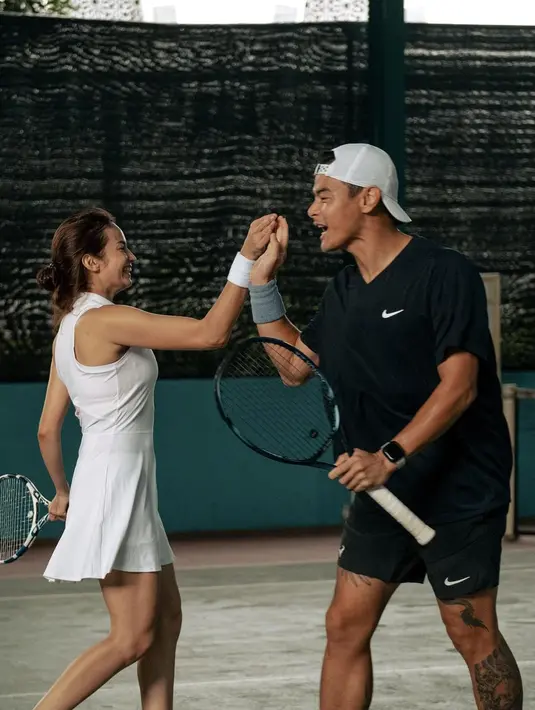 Tak peduli seberapa jago di lapangan, ansambel tenis warna putih membuat pemakainya jadi bintang dan bersinar. [IG @enzystoria]