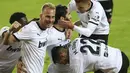 Para pemain tim Valencia melakukan selebrasi setelah mencetak gol ketiga tim mereka ke gawang Real Madrid pada lanjutan La Liga di Stadion Mestalla, Selasa (9/11/2020) dinihari WIB. Real Madrid kalah telak 1-4 dari tuan rumah Valencia. (AP Photo/Alberto Saiz)