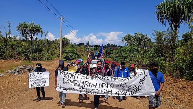 Para pengunjuk rasa yang hendak melakukan aksi di lokasi PT HPAL saat bertolak dari Desa Kawasi, Obi, Kamis 16 April 2020. (For Liputan6.com/Hairil Hiar)